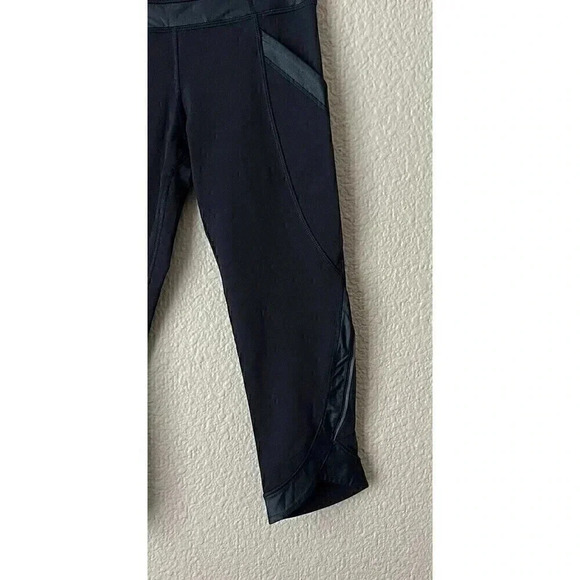 Lululemon Chase Me Crop II Black Faux Leather Trim Size 4 Mesh Workout Gym - Picture 2 of 12